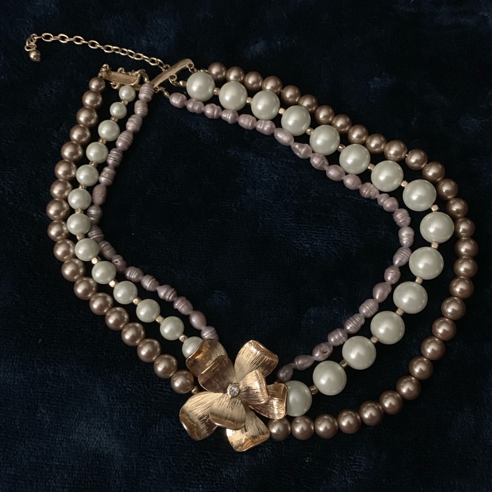 White house Black Market Pearl accent necklace